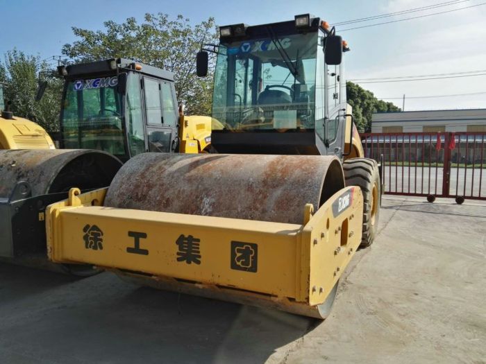 萬(wàn)寧個(gè)人二手振動(dòng)壓路機(jī)