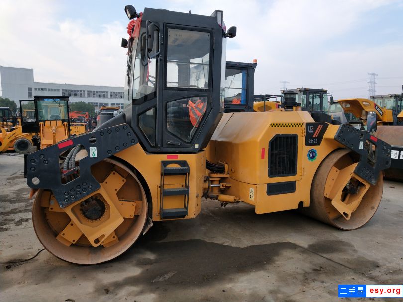 松滋二手徐工22噸振動壓路機(jī)