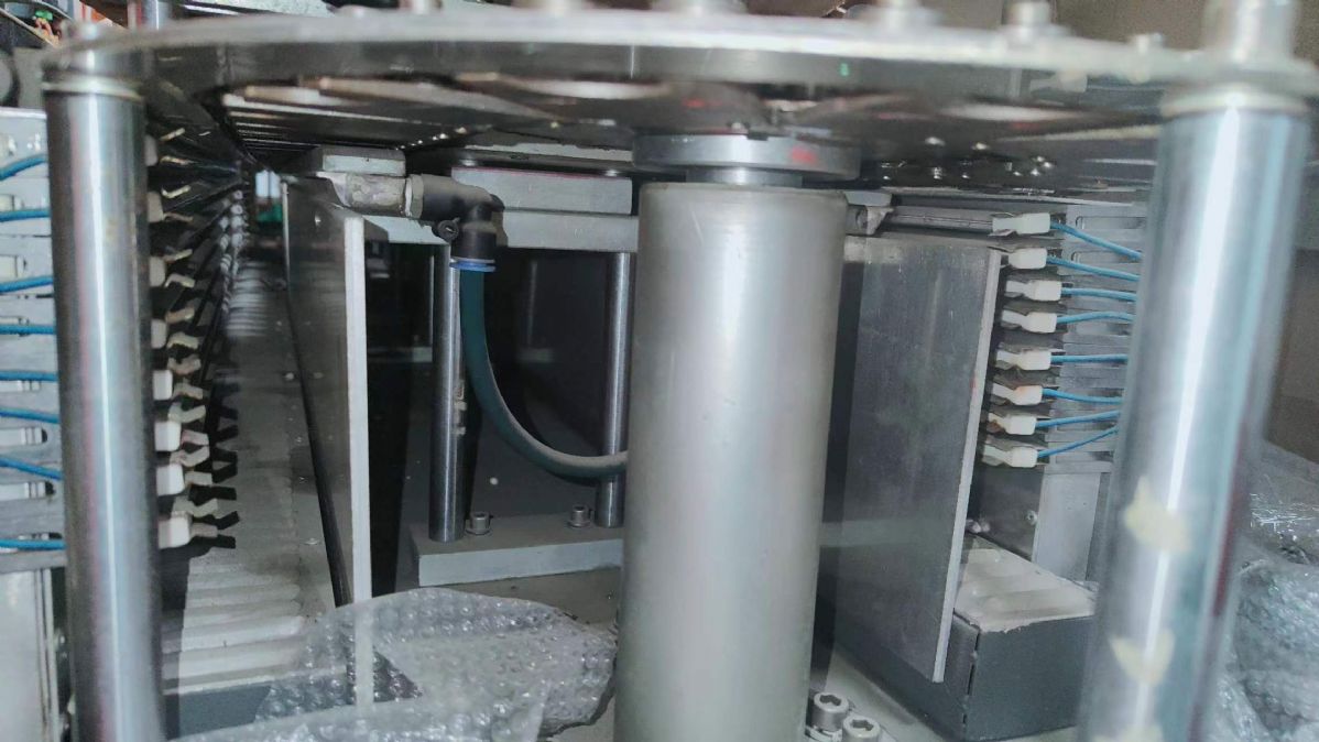 給錢就賣樣機(jī)一出六吹瓶器吹塑機(jī)