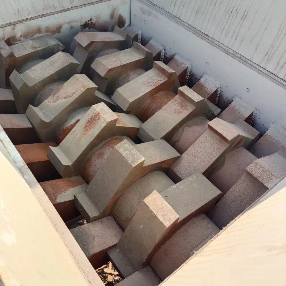 轉(zhuǎn)讓9成新二手1200重型撕碎機(jī)