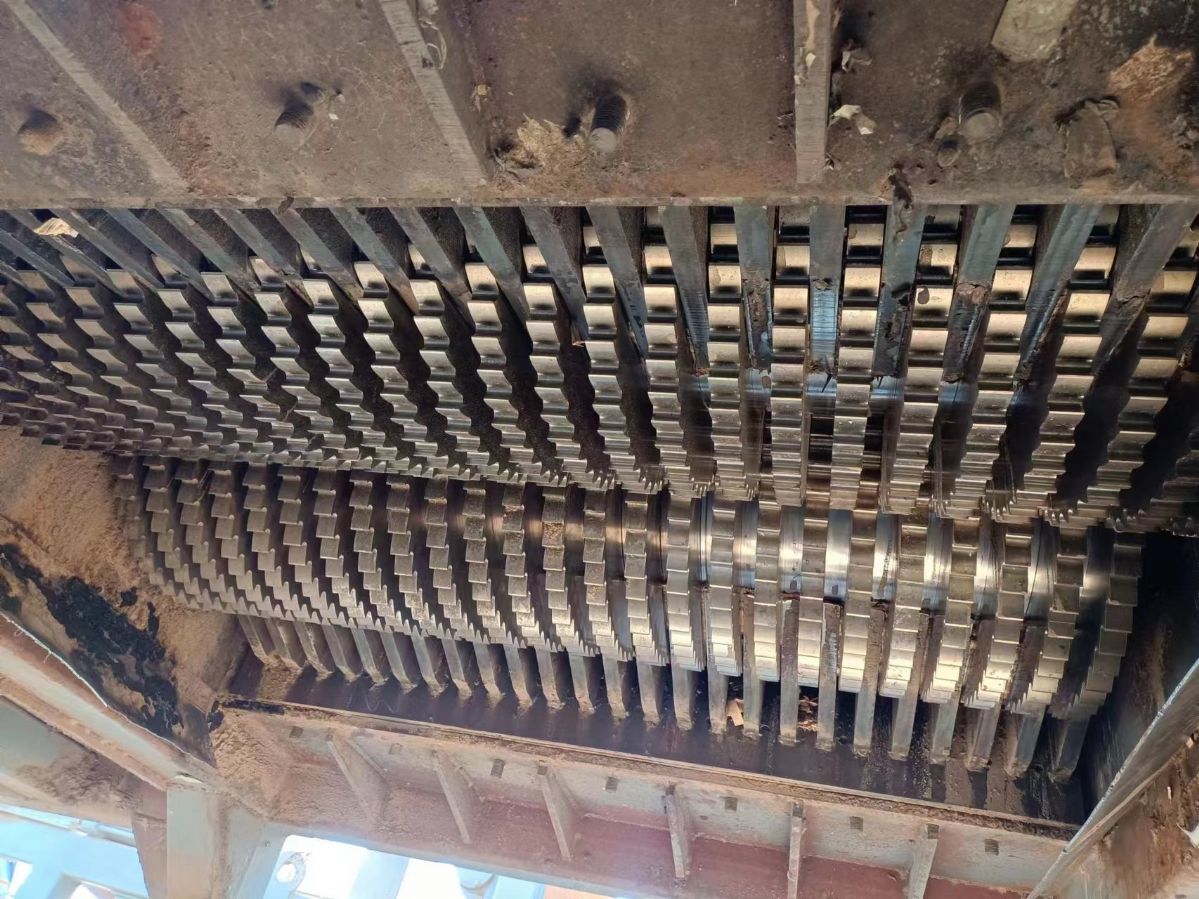 轉(zhuǎn)讓二手加重1500型撕碎機(jī)一臺