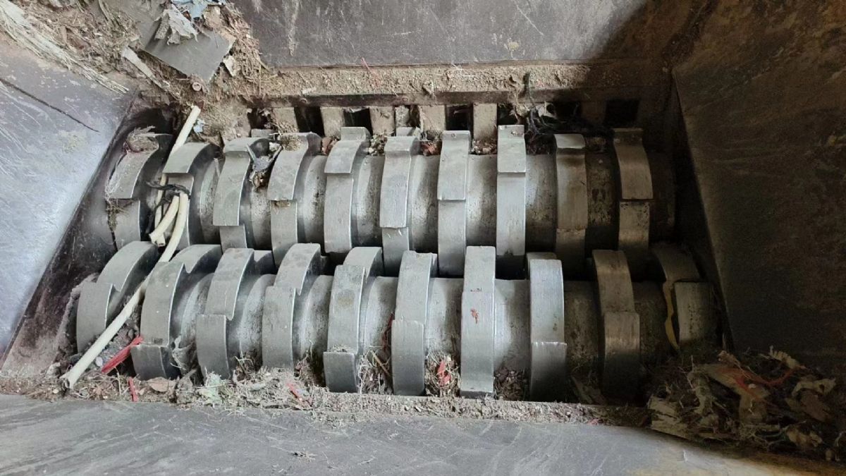 出售大件垃圾撕碎機(jī)，轉(zhuǎn)讓9成新二手1200撕碎機(jī)一臺(tái)