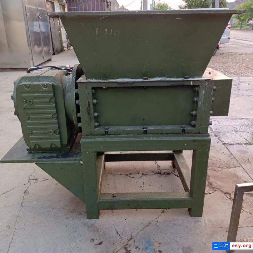 轉(zhuǎn)讓9成新二手600撕碎機(jī)一臺(tái)