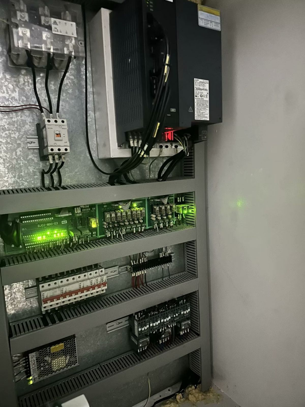 工廠在位一臺三軸線軌加工中心1270