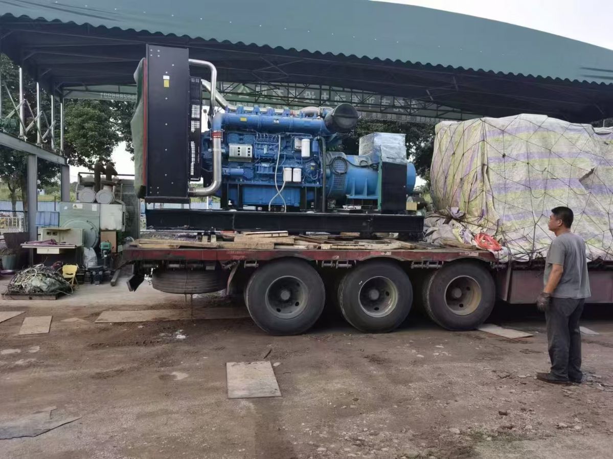 出售玉柴大800柴油發(fā)電機(jī)組，只用了1個小時的