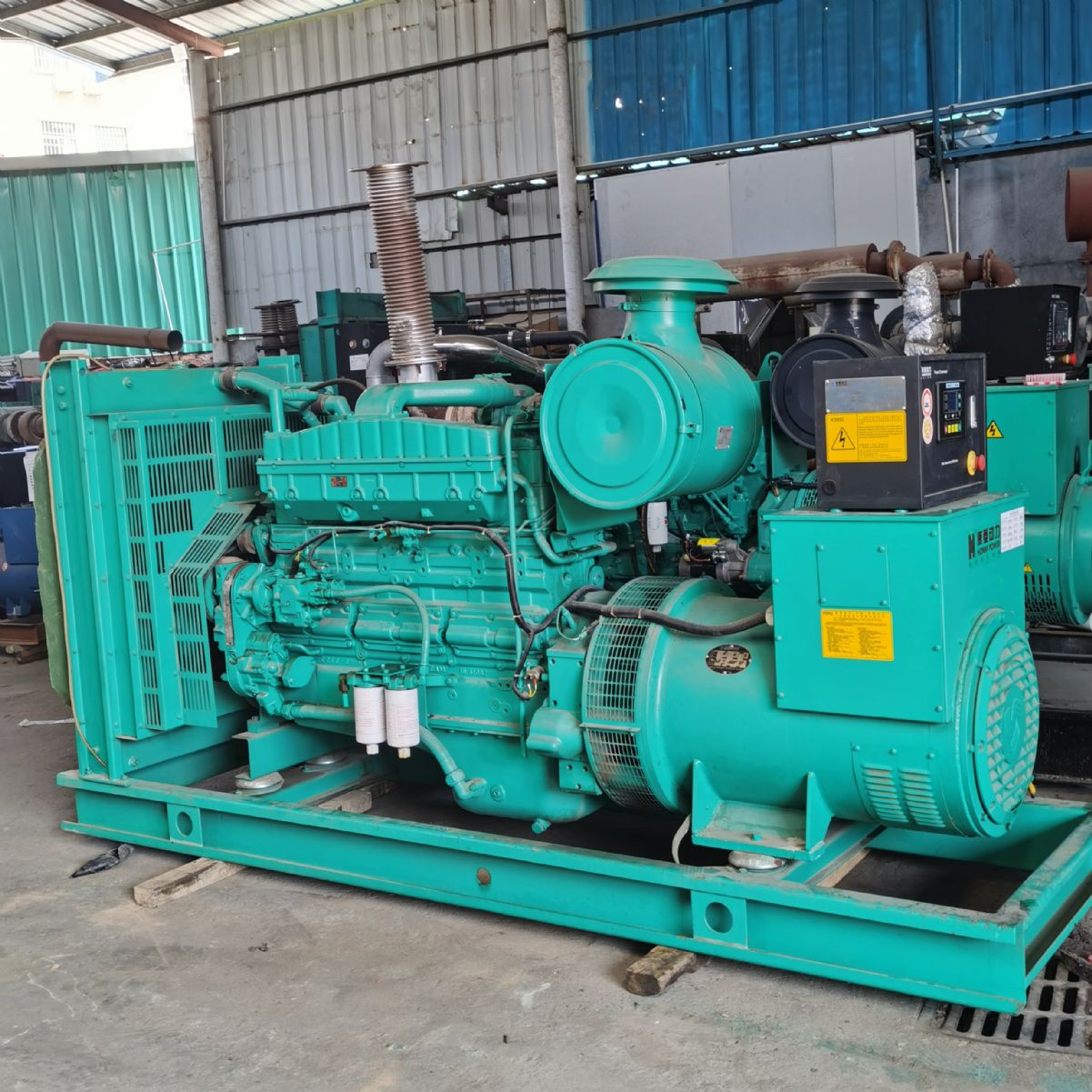 出售310KW重慶康明斯二手柴油發(fā)電機(jī)組九成新康菱組裝