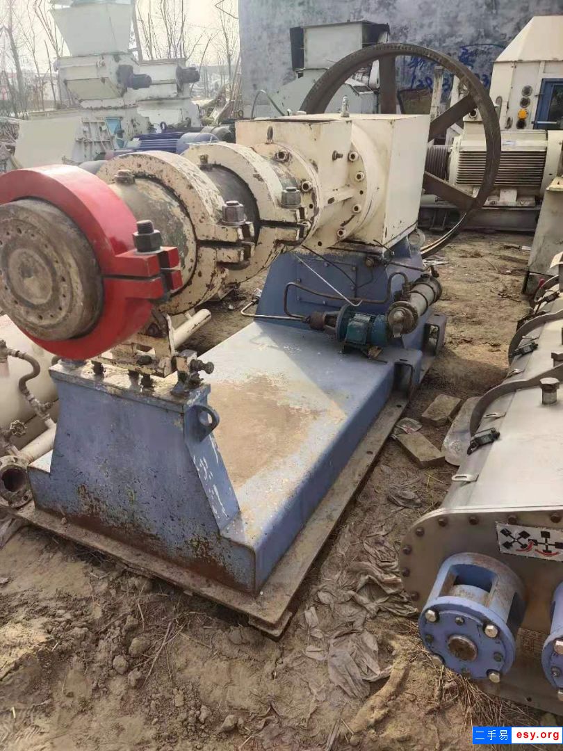 轉(zhuǎn)讓大型飼料膨化機(jī)、電機(jī)250千瓦牧羊膨化機(jī)