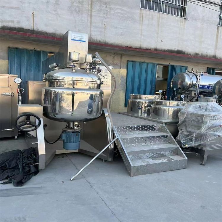 轉(zhuǎn)讓500L二手真空乳化機(jī)8臺(tái)
