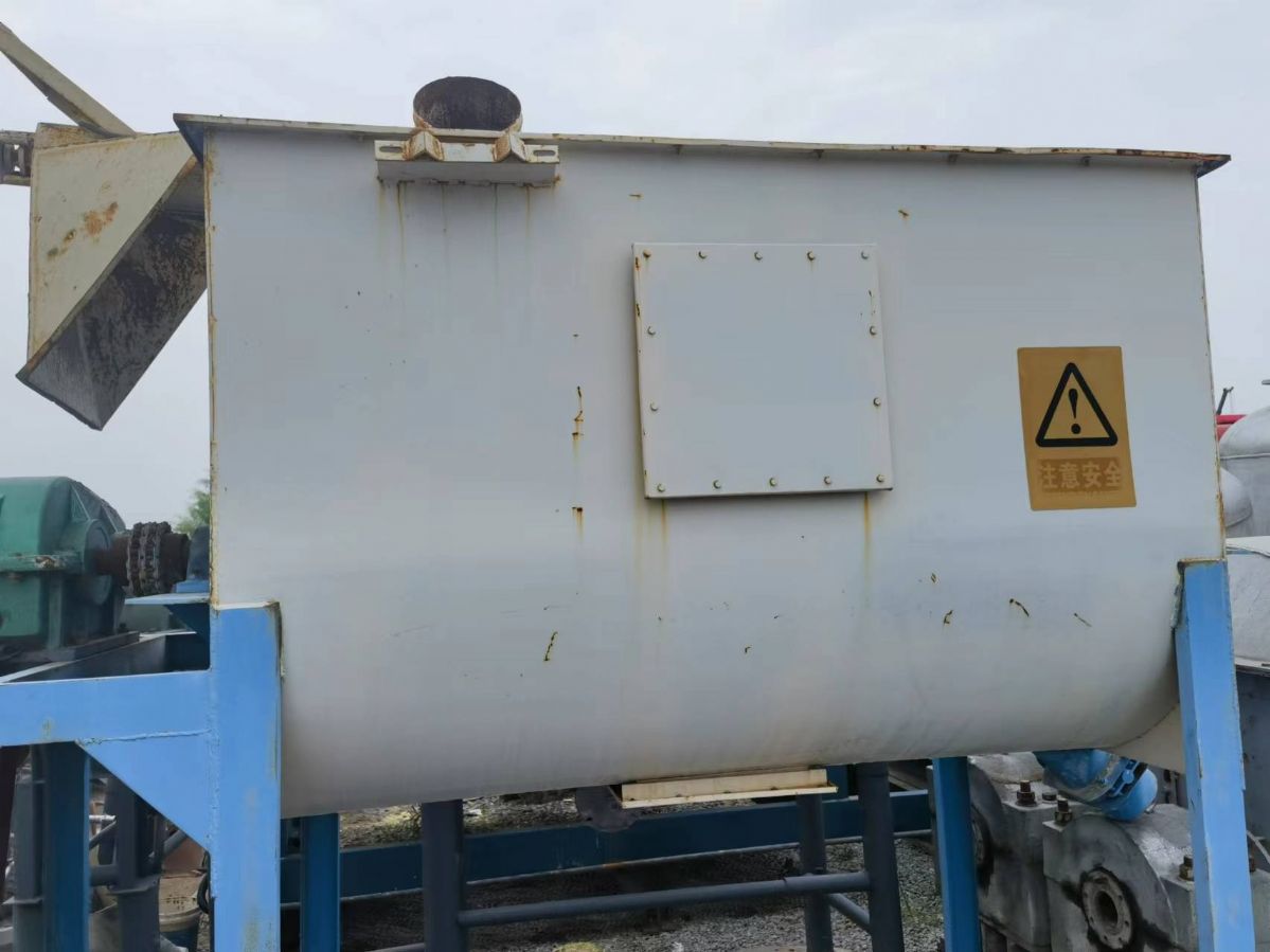 轉(zhuǎn)讓2立方碳鋼螺帶混合機(jī)一臺(tái)含蛟龍上料機(jī)