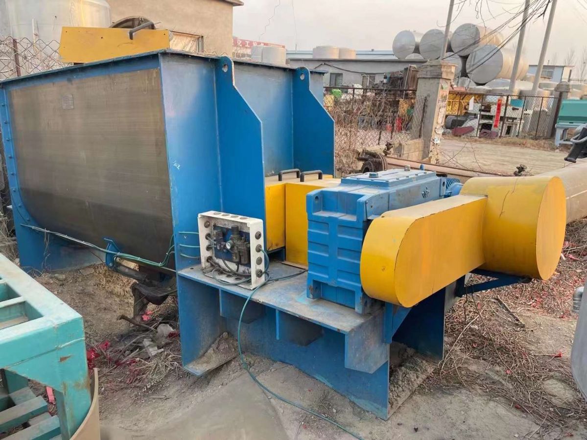 轉(zhuǎn)讓二手臥式混合機(jī) 一臺(tái)4000L55千瓦電機(jī)螺帶混合機(jī)
