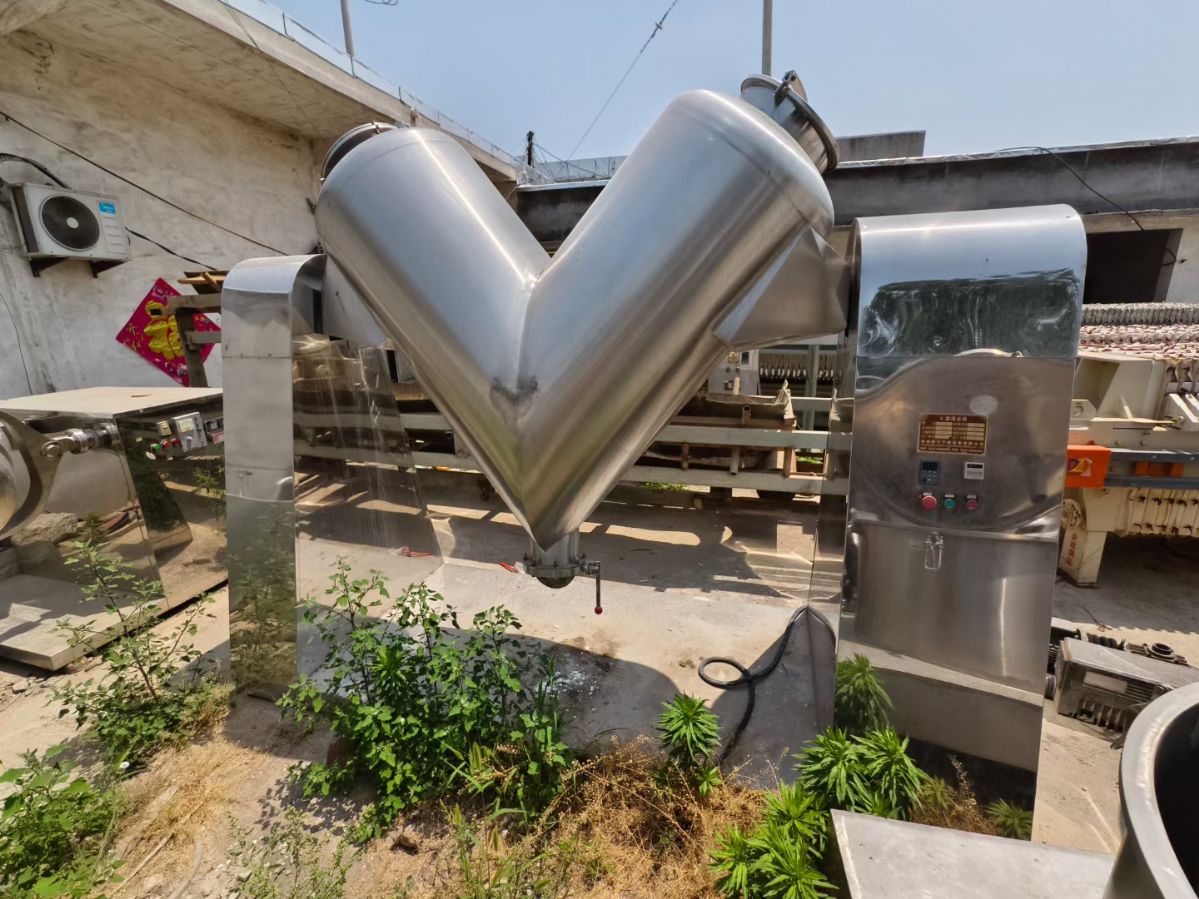 轉(zhuǎn)讓二手V型混合機(jī) 一臺容積1000升不銹鋼高效V型混合機(jī)