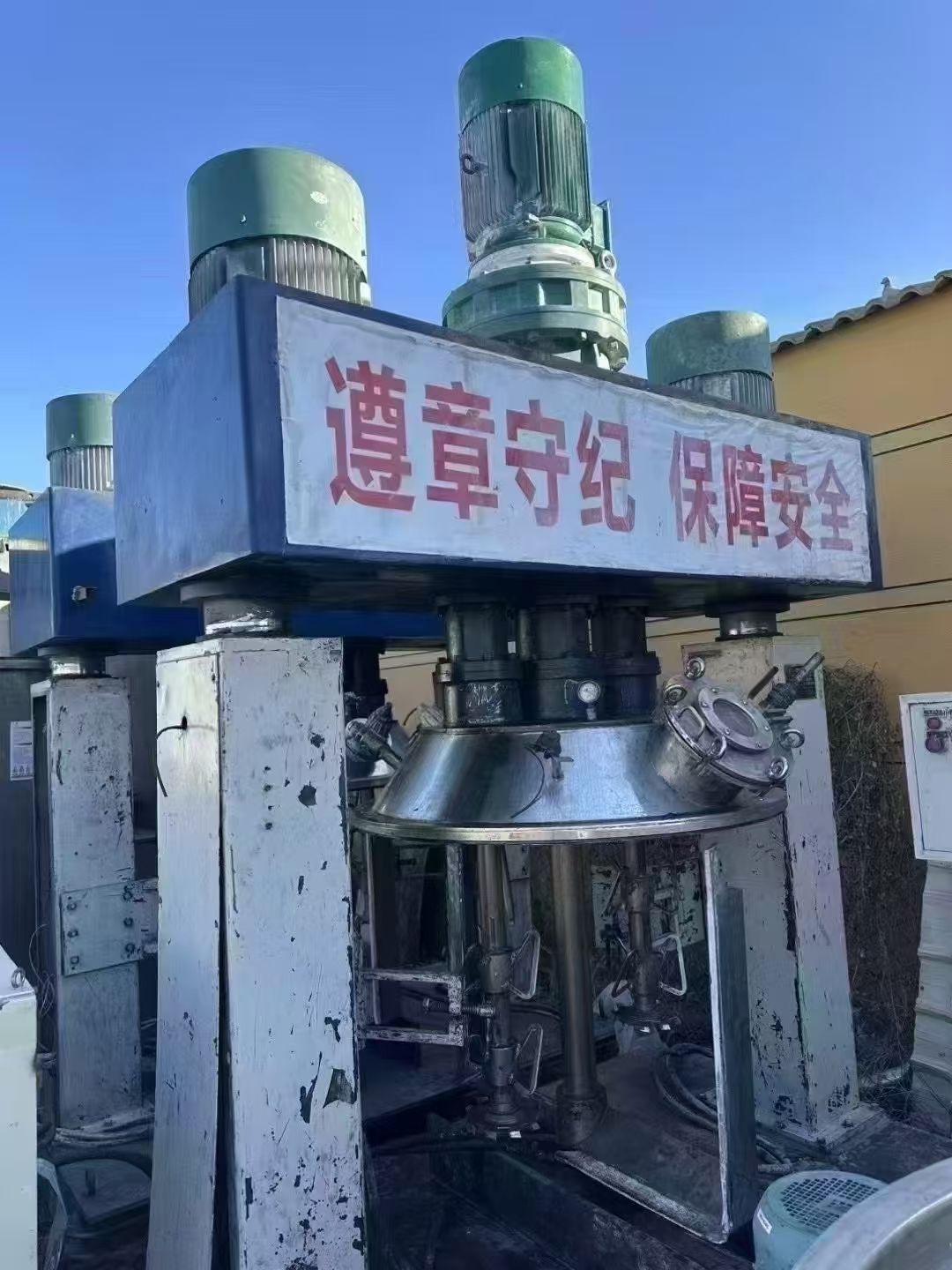 轉(zhuǎn)讓二手強(qiáng)力分散機(jī) 兩套容積1100L常州龍?chǎng)萎a(chǎn)帶壓料強(qiáng)力分散機(jī)