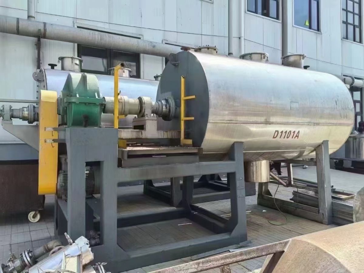 轉(zhuǎn)讓二手耙式干燥機 兩臺容積5000L材質(zhì)316L真空耙式干燥機