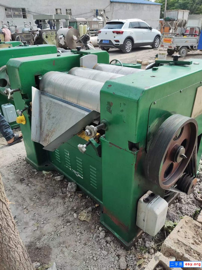 轉(zhuǎn)讓二手研磨機(jī) 兩臺(tái)260型三輥研磨機(jī)