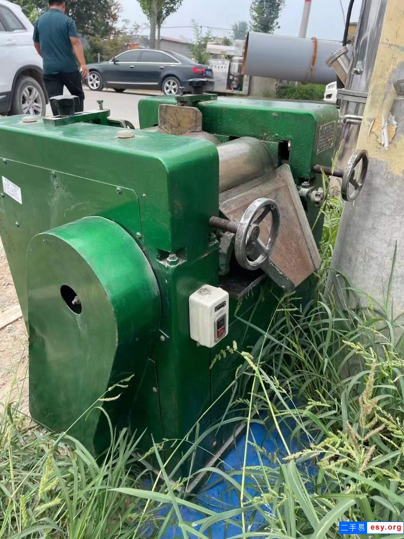 出售二手實(shí)驗(yàn)研磨機(jī) 一臺(tái)150型三輥研磨機(jī)