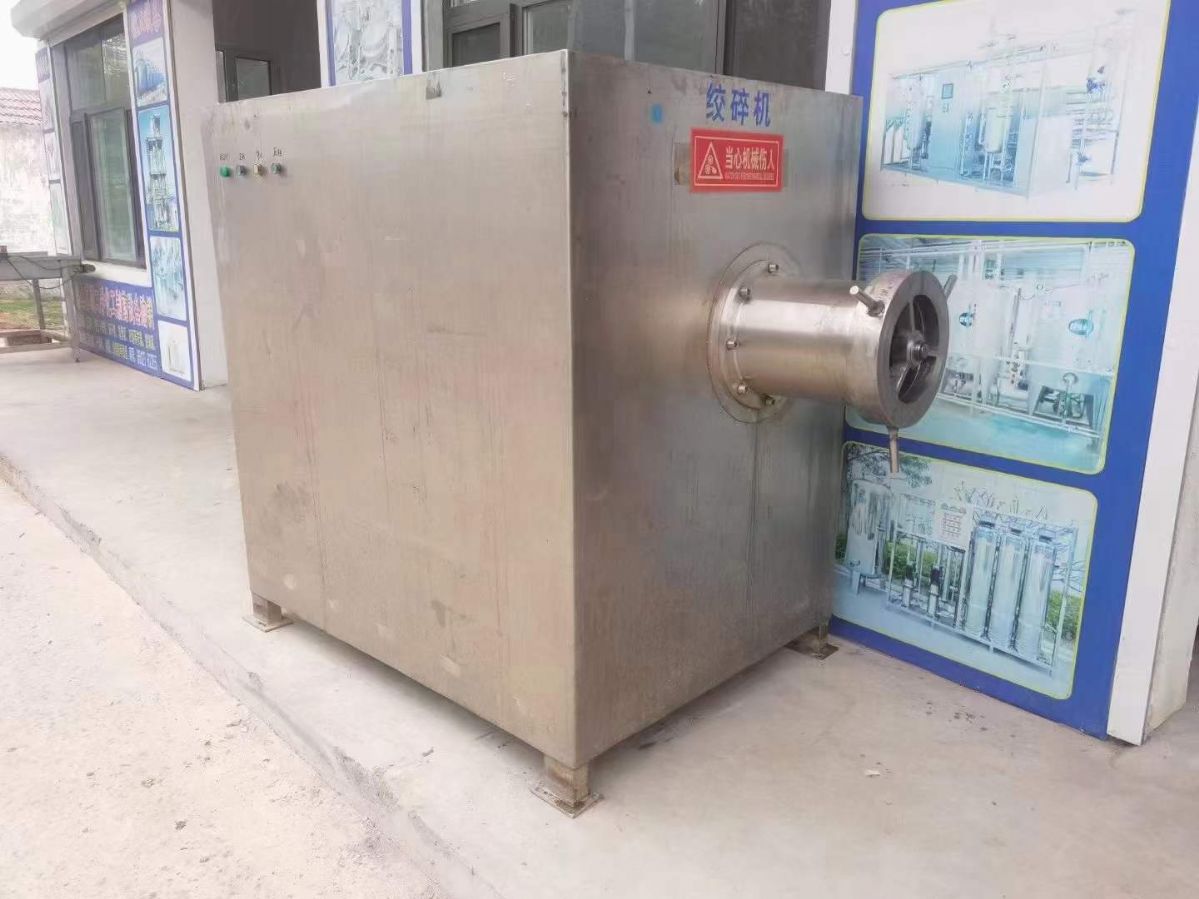 轉(zhuǎn)讓二手絞肉機(jī) 一臺(tái)250型凍肉絞肉機(jī)產(chǎn)量每小時(shí)5-6噸