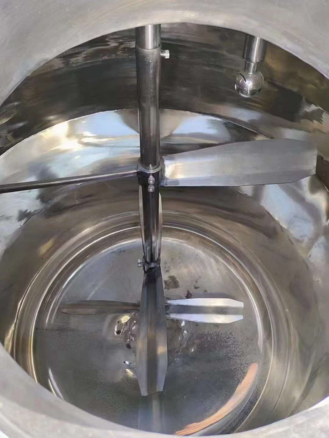 轉(zhuǎn)讓二手外拋光攪拌罐 10臺(tái)200L電加熱拋光攪拌罐