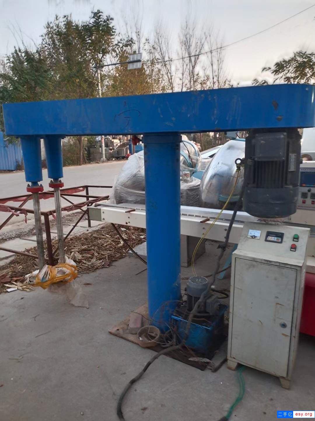 出售二手高速分散機(jī) 一臺(tái)22千瓦雙軸變頻分散機(jī)