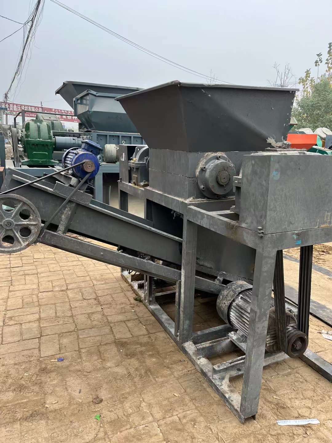 轉(zhuǎn)讓二手雙軸撕碎機(jī) 一臺(tái)600型雙軸滾刀撕碎機(jī)