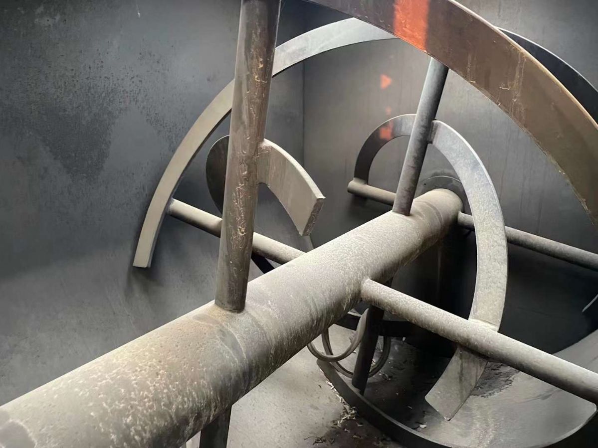 轉(zhuǎn)讓二手臥式混合機(jī) 一臺(tái)4000L55千瓦電機(jī)螺帶混合機(jī)