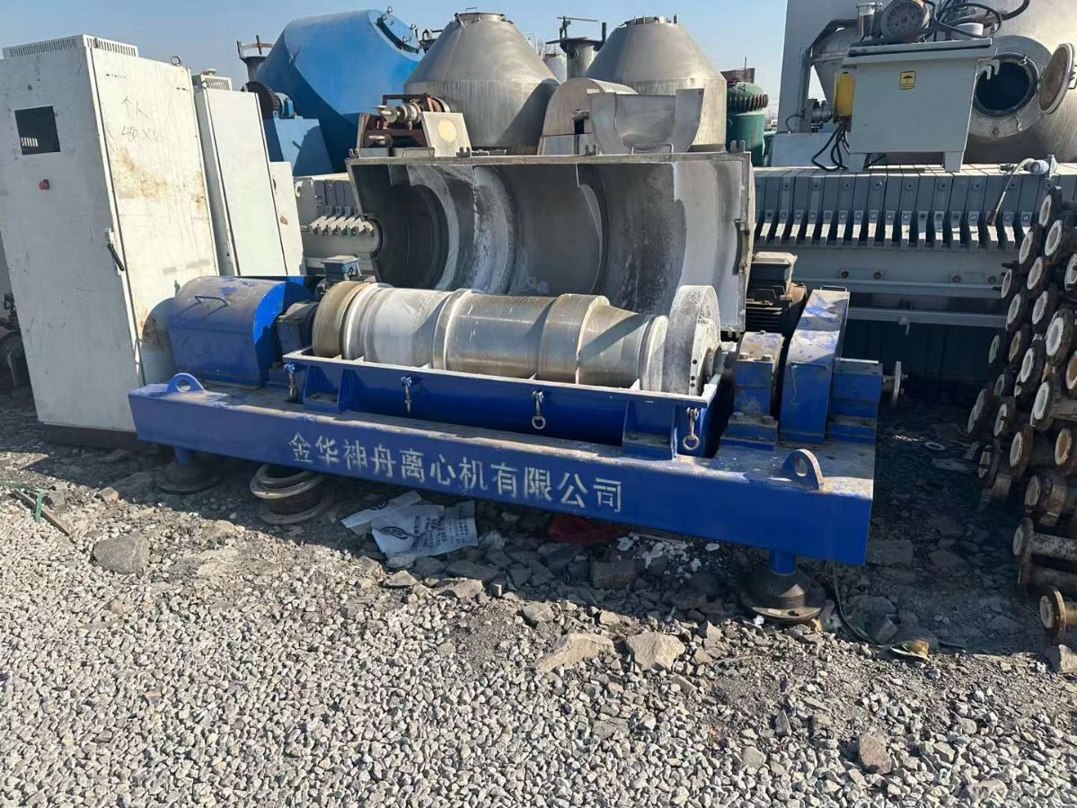 轉讓二手臥螺離心機 兩臺450型臥式螺旋沉降離心機