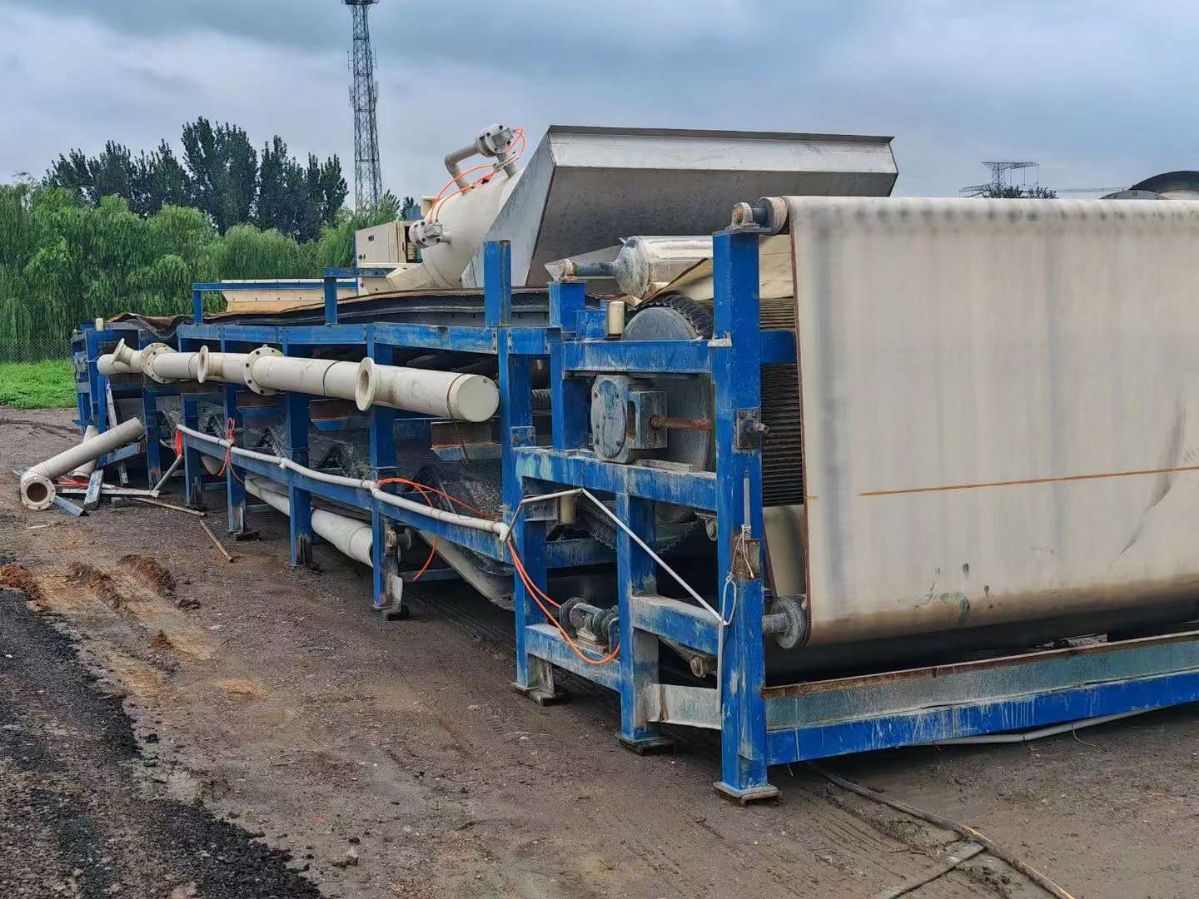 轉(zhuǎn)讓二手帶式壓濾機 一套25平方真空橡膠帶式壓濾機
