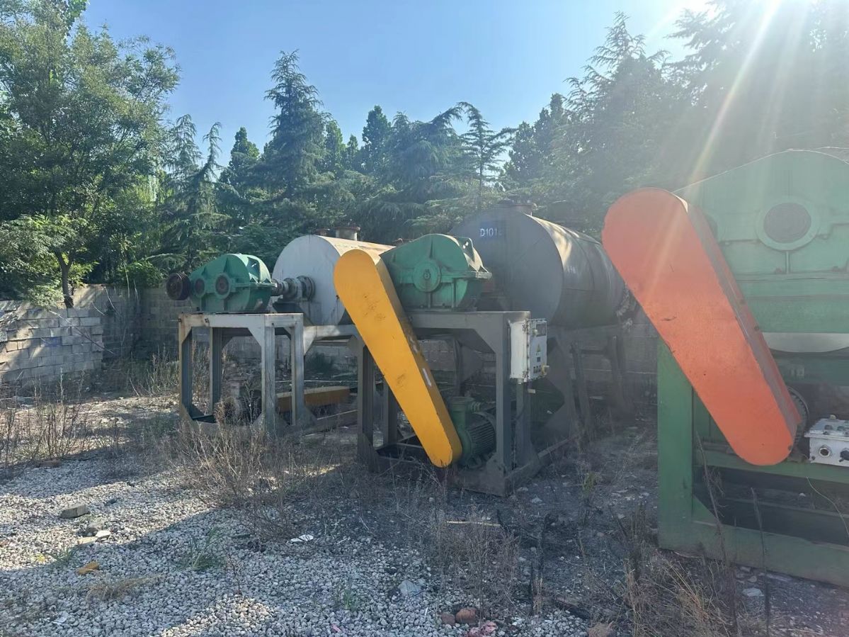 轉(zhuǎn)讓二手耙式干燥機(jī) 三臺容積3000L碳鋼材質(zhì)真空耙式干燥機(jī)