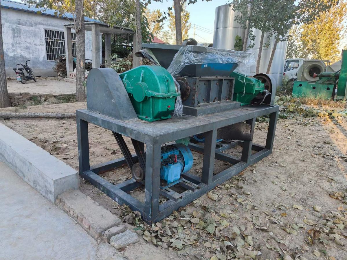 轉(zhuǎn)讓二手雙軸撕碎機(jī) 一臺800型雙電機(jī)22千瓦撕碎機(jī)