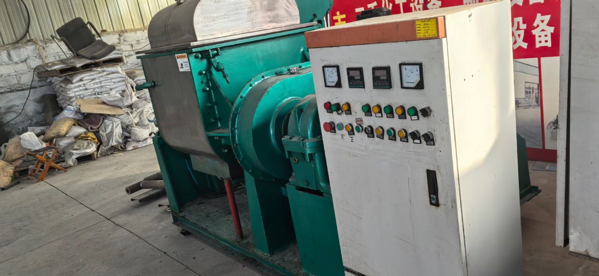 轉(zhuǎn)讓二手真空捏合機 兩臺容積300L電加熱液壓翻缸翻蓋如皋真空捏合機