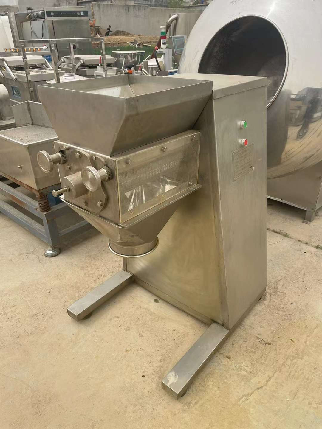 轉(zhuǎn)讓二手搖擺顆粒機 一臺160型不銹鋼搖擺顆粒機