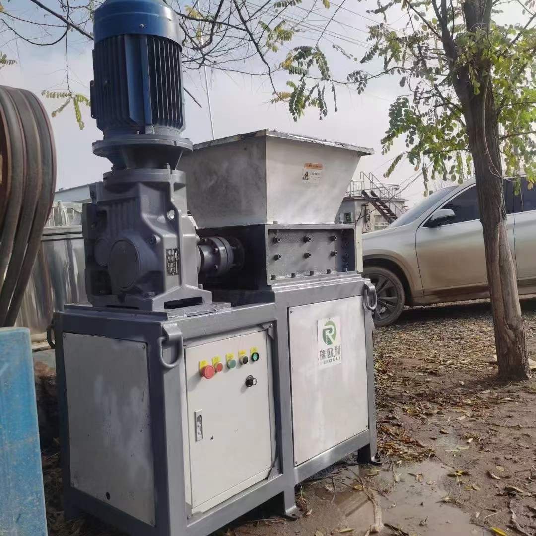 轉(zhuǎn)讓二手撕碎機(jī) 一臺(tái)400型變頻調(diào)速高效撕碎機(jī)
