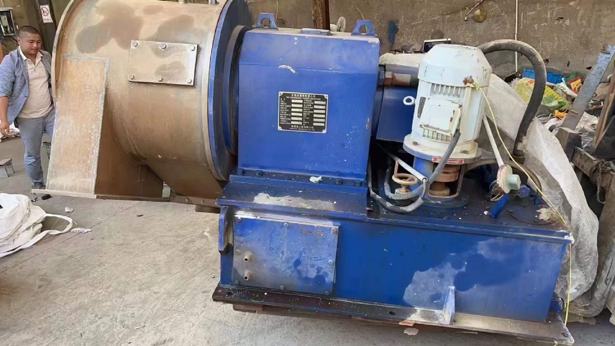 转让二手双机推料离心机 一台400型钛材双机推料离心机