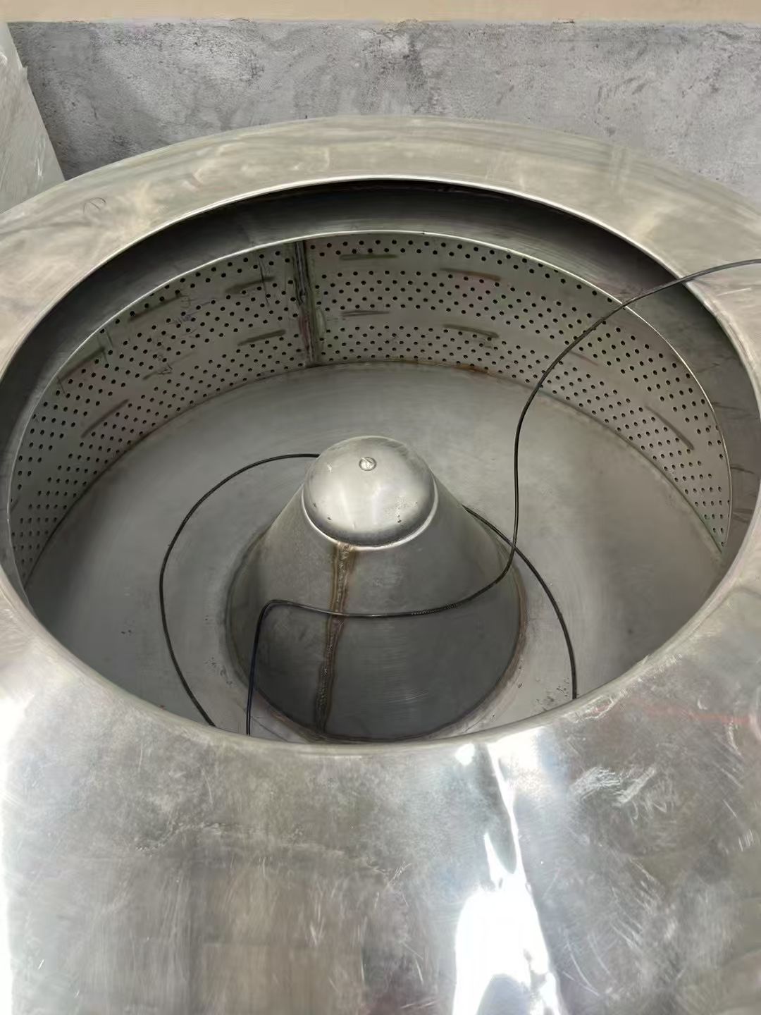 轉(zhuǎn)讓二手三足離心機(jī) 一臺1200型食品級重型三足脫水離心機(jī)