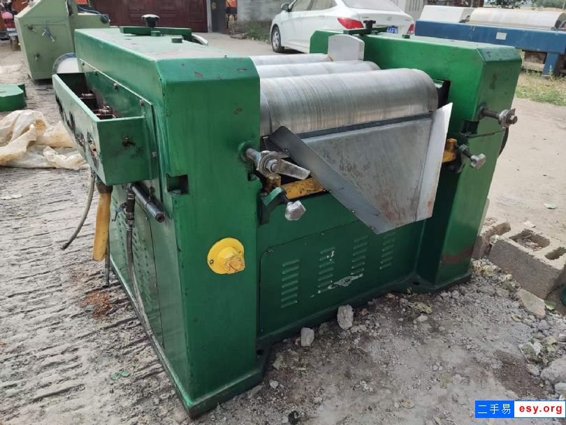 轉(zhuǎn)讓二手研磨機(jī) 兩臺(tái)260型三輥研磨機(jī)