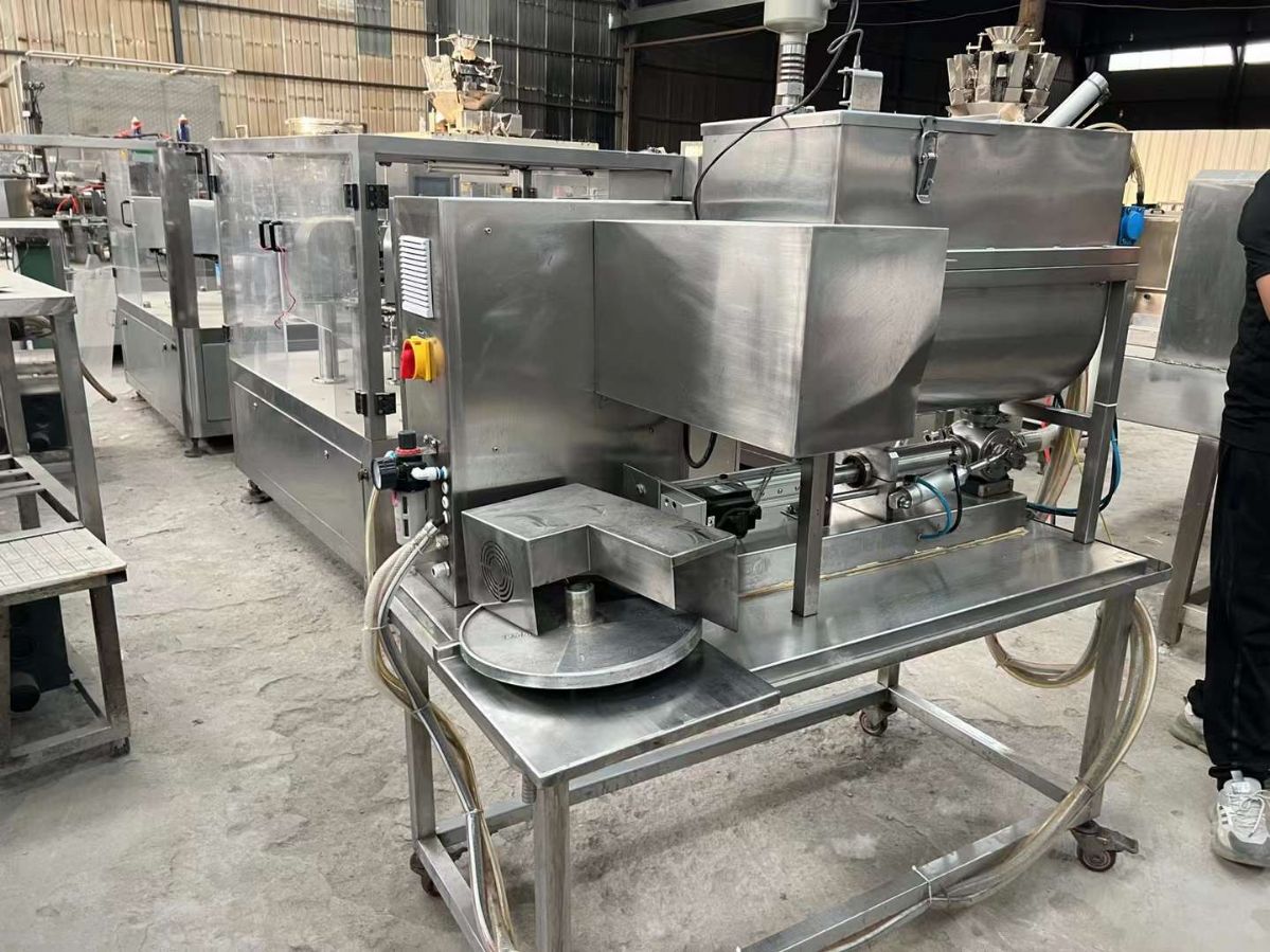 轉(zhuǎn)讓二手給袋式包裝機(jī) 兩臺(tái)液體給袋式包裝機(jī) 配伺服罐裝機(jī)