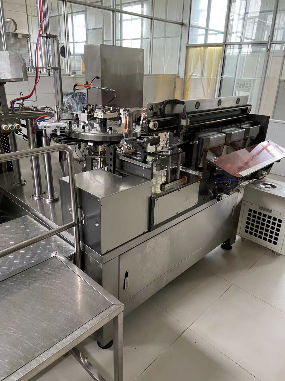 轉(zhuǎn)讓二手給袋式包裝機(jī) 一臺100型8工位往返真空給袋包裝機(jī)