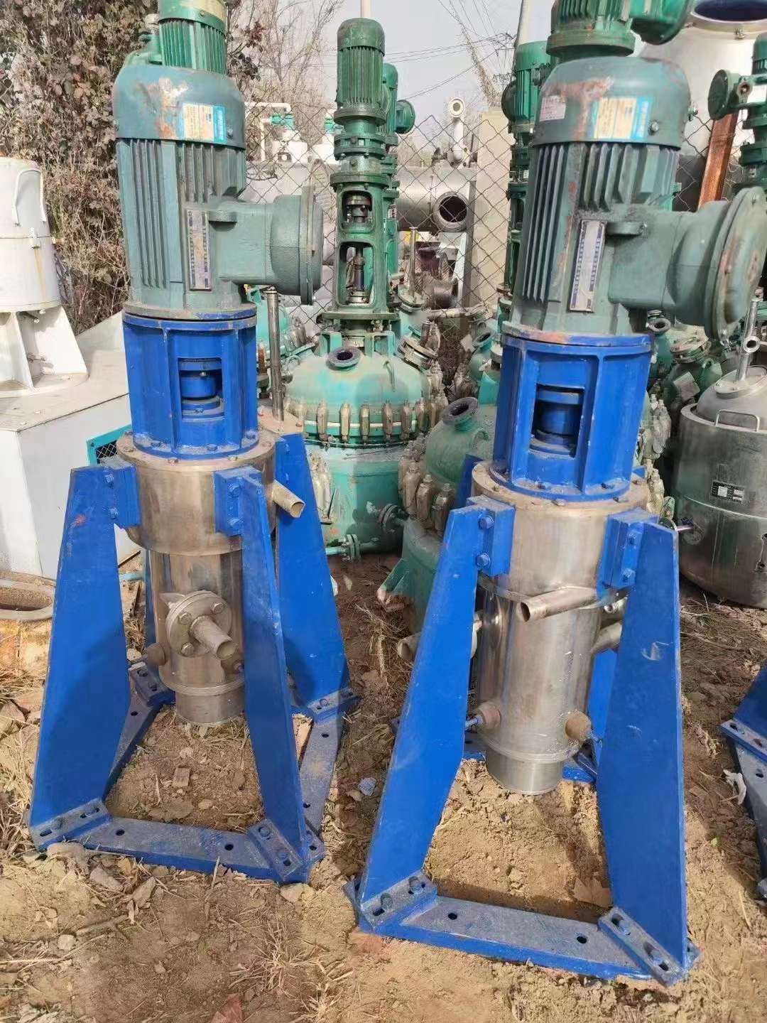 轉(zhuǎn)讓二手萃取離心機(jī) 三臺(tái)250型立式萃取離心機(jī)