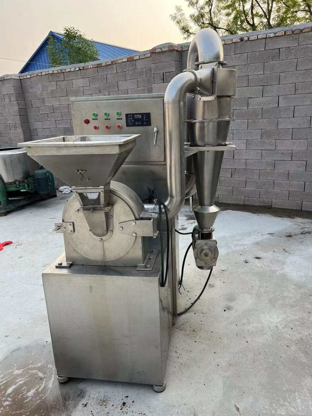 轉(zhuǎn)讓二手草藥粉碎機(jī) 一臺300型外掛除塵中草藥粉碎機(jī)