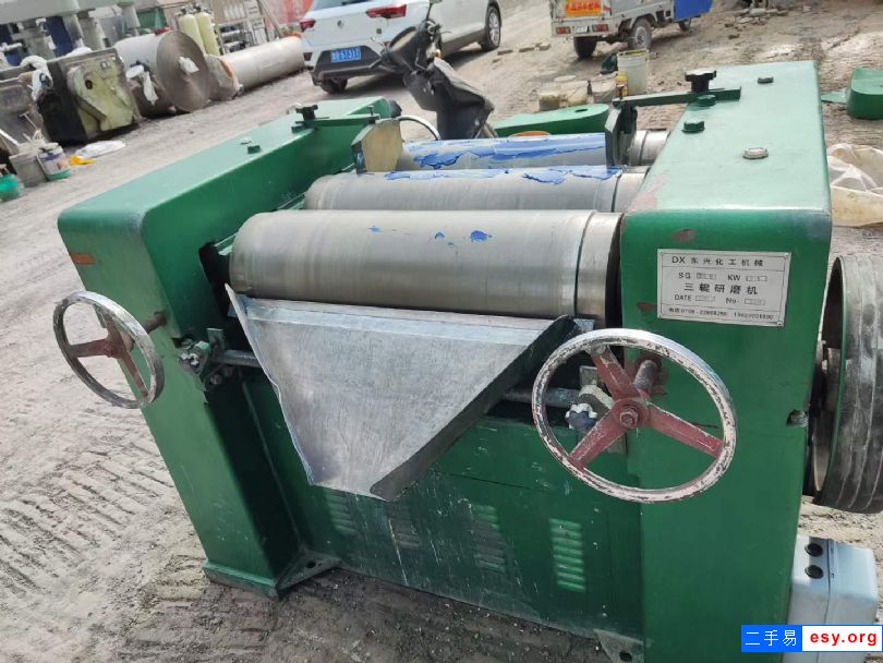 轉(zhuǎn)讓二手研磨機(jī) 兩臺(tái)260型三輥研磨機(jī)