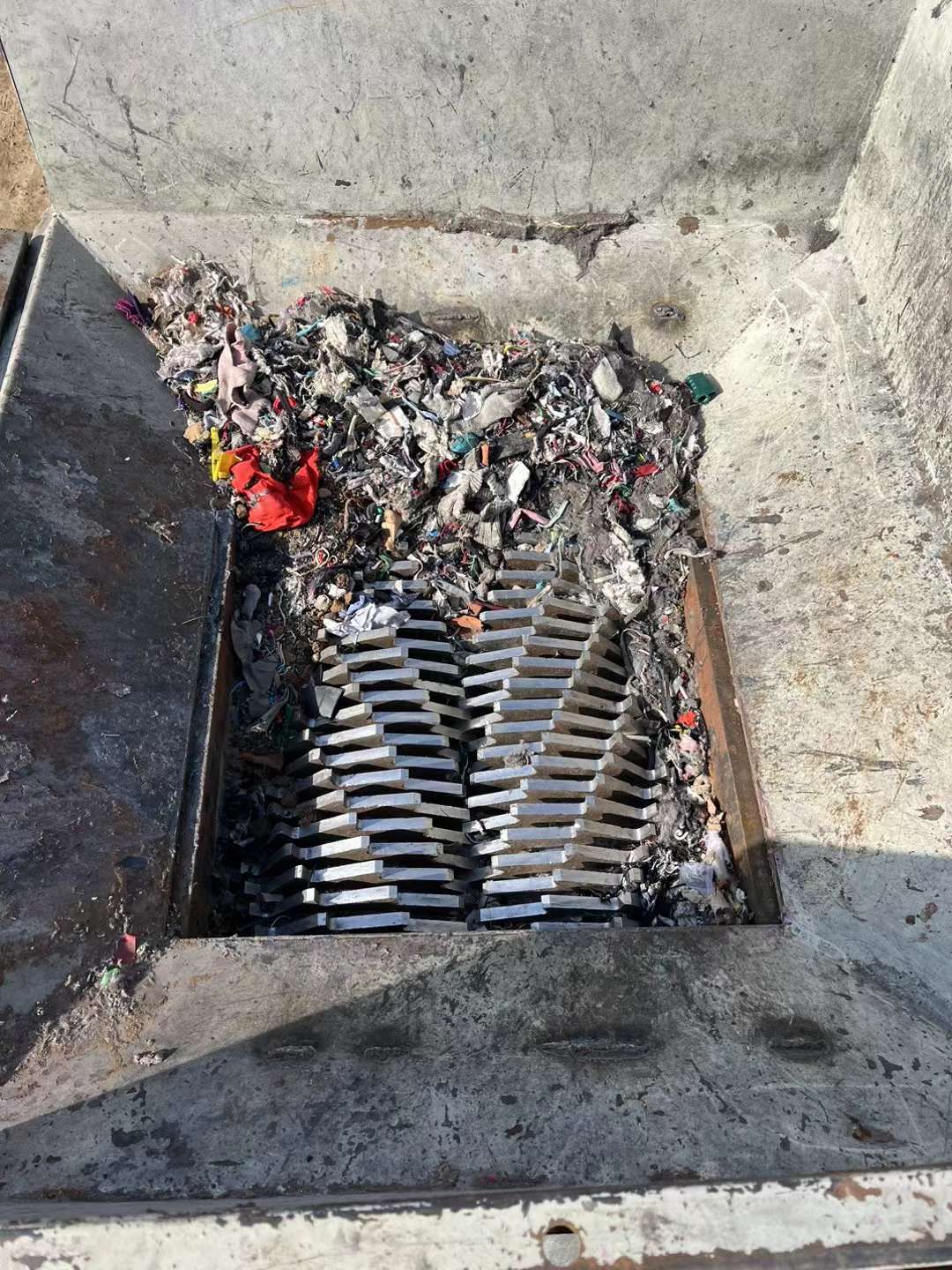 轉(zhuǎn)讓二手雙電機(jī)撕碎機(jī) 一臺馬鞍山800固廢撕碎機(jī)