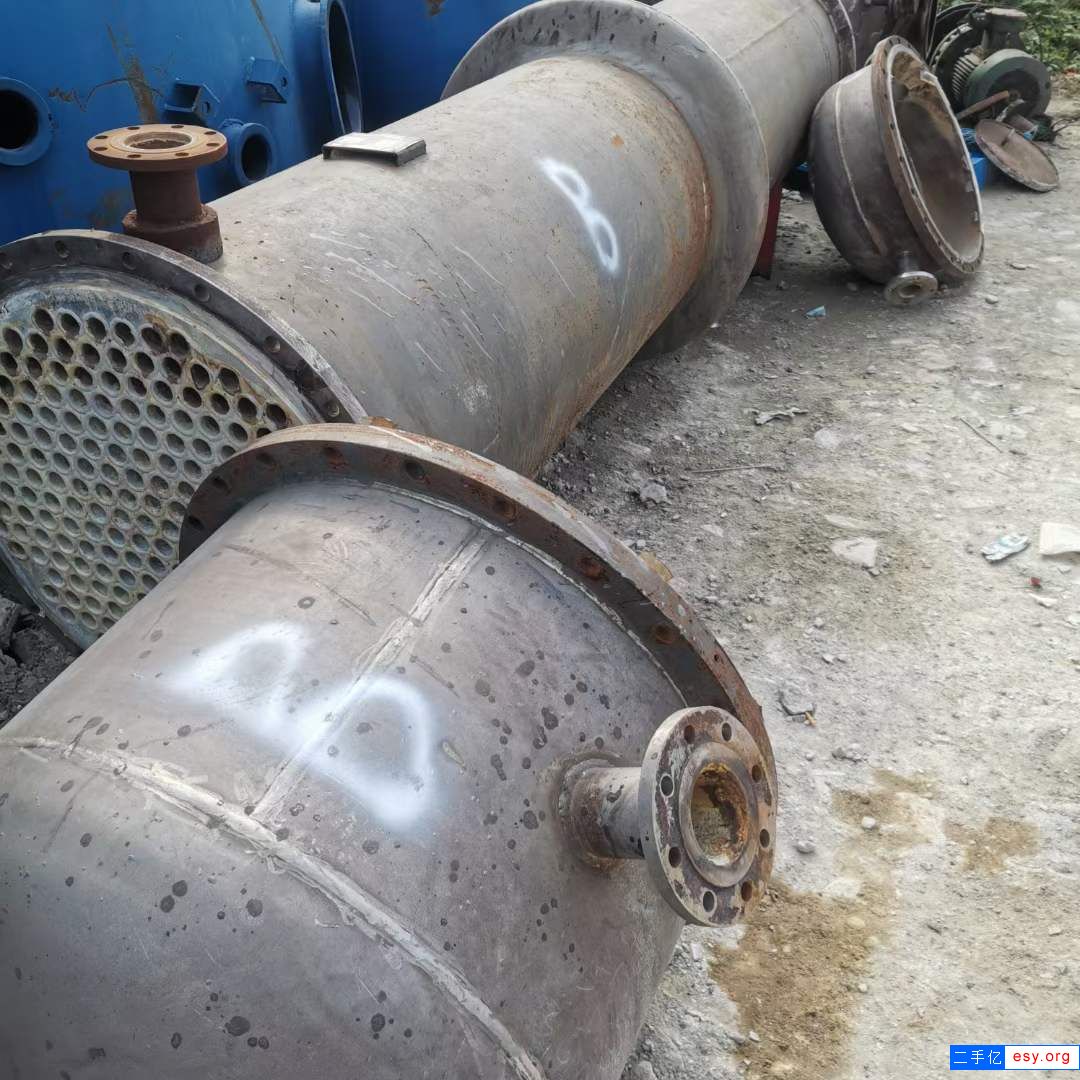 轉(zhuǎn)讓二手列管式冷凝器 2臺(tái)100平方316材質(zhì)高壓冷凝器