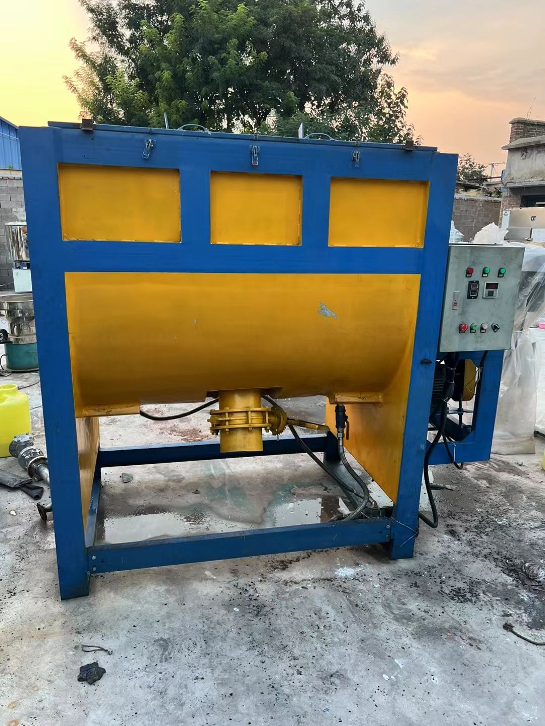 轉(zhuǎn)讓二手螺帶混合機 一臺容積2立方電加熱外碳鋼內(nèi)不銹鋼螺帶混合機