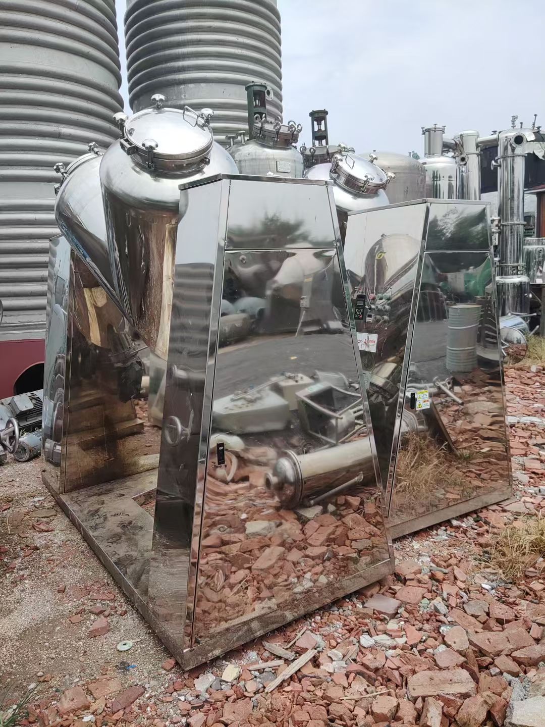 轉(zhuǎn)讓二手V型混合機(jī) 兩臺(tái)容積500升上海粉體產(chǎn)高效V型混合機(jī)