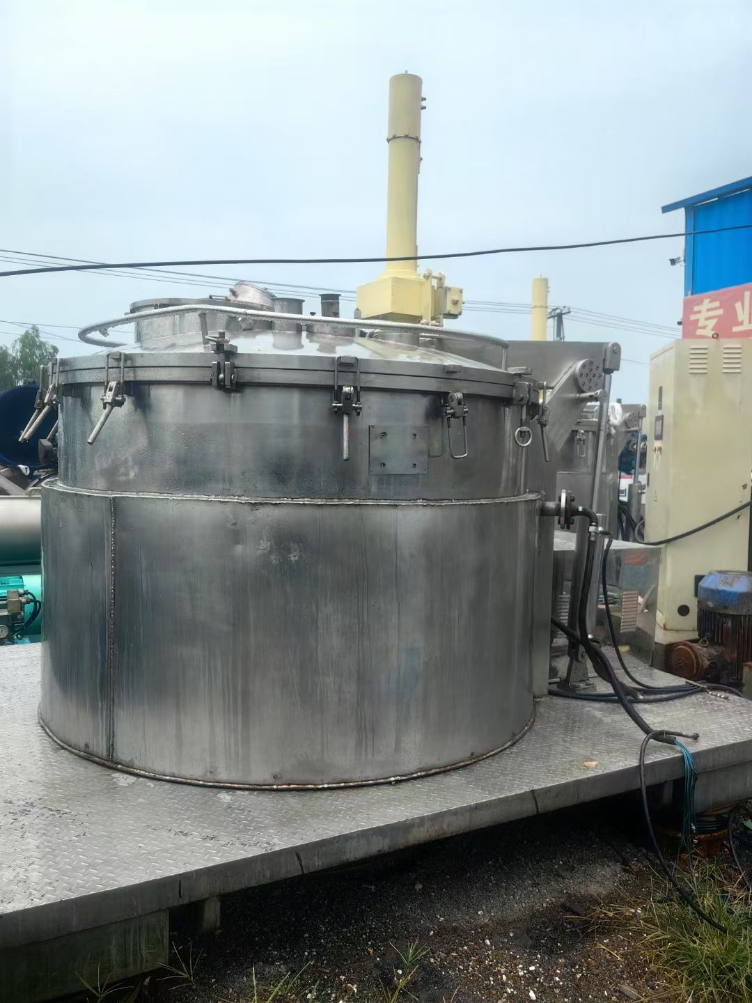 轉(zhuǎn)讓二手刮刀離心機 兩臺1600型下卸料平板刮刀離心機