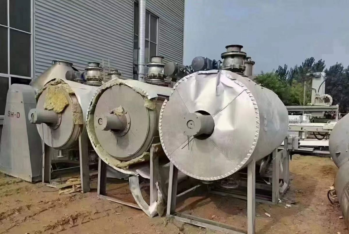 轉(zhuǎn)讓二手臥式真空干燥機(jī) 三臺(tái)2000L316材質(zhì)真空耙式干燥機(jī)