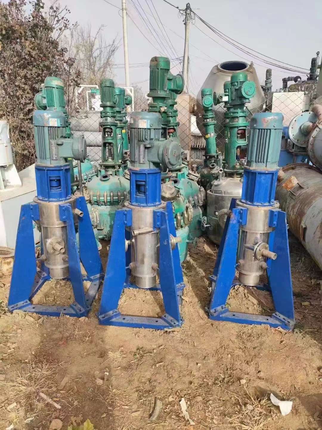 轉(zhuǎn)讓二手萃取離心機(jī) 三臺(tái)250型立式萃取離心機(jī)
