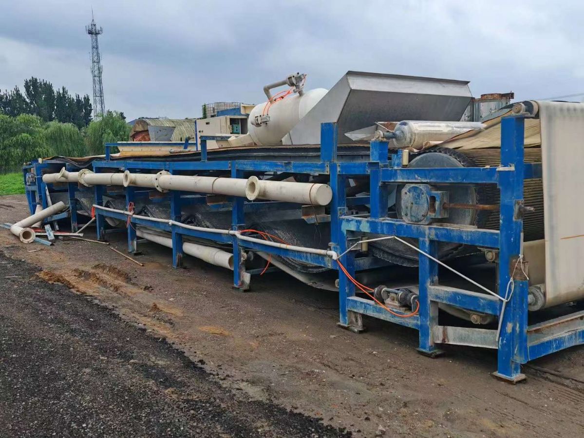 轉(zhuǎn)讓二手帶式壓濾機 一套25平方真空橡膠帶式壓濾機