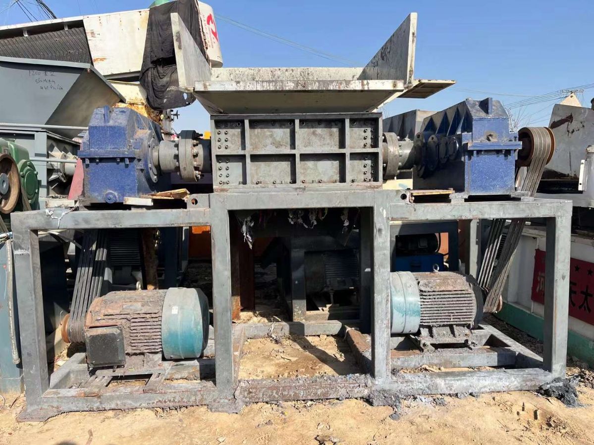 轉(zhuǎn)讓二手雙電機(jī)撕碎機(jī) 一臺馬鞍山800固廢撕碎機(jī)