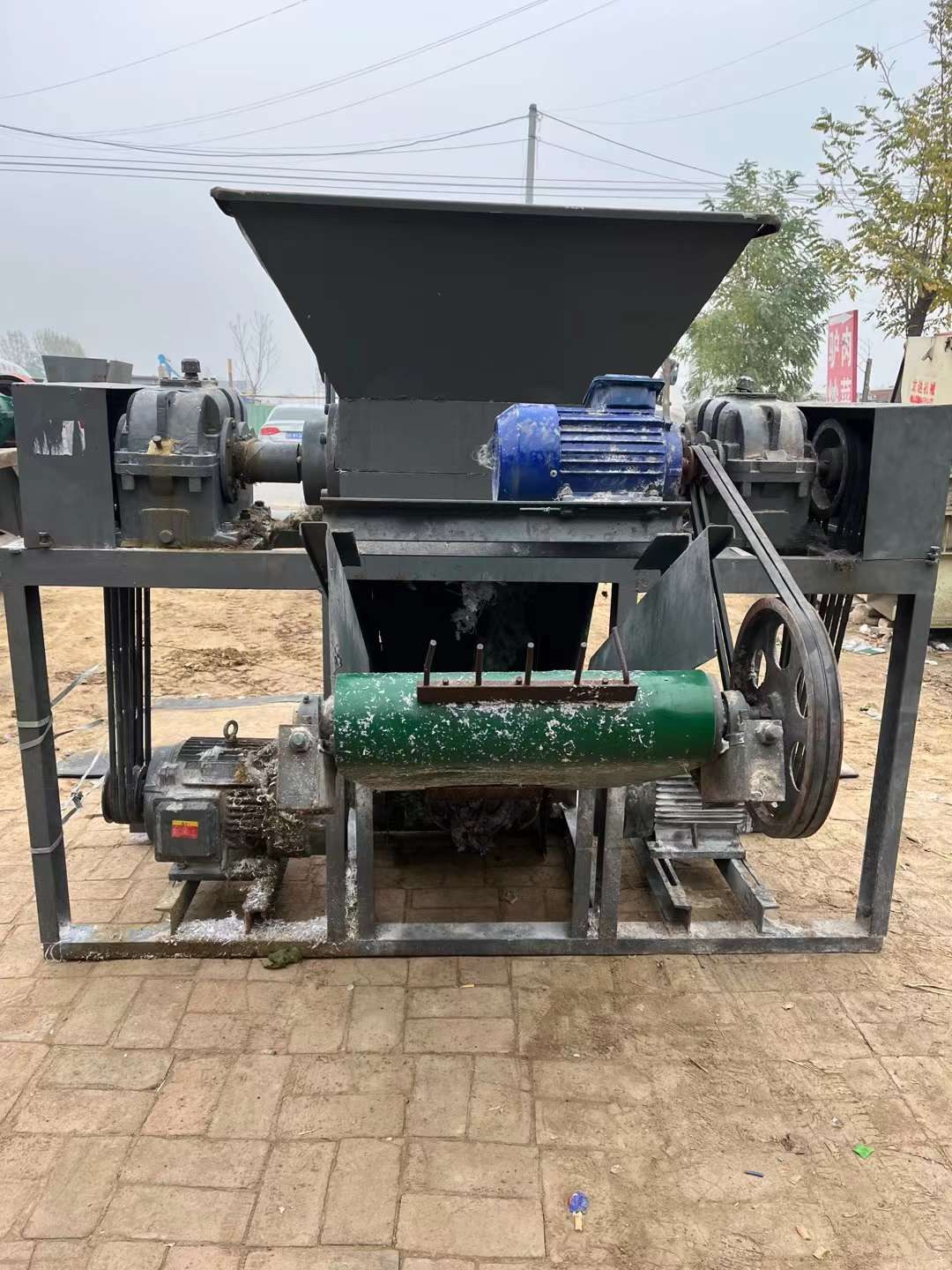 轉(zhuǎn)讓二手雙軸撕碎機(jī) 一臺(tái)600型雙軸滾刀撕碎機(jī)