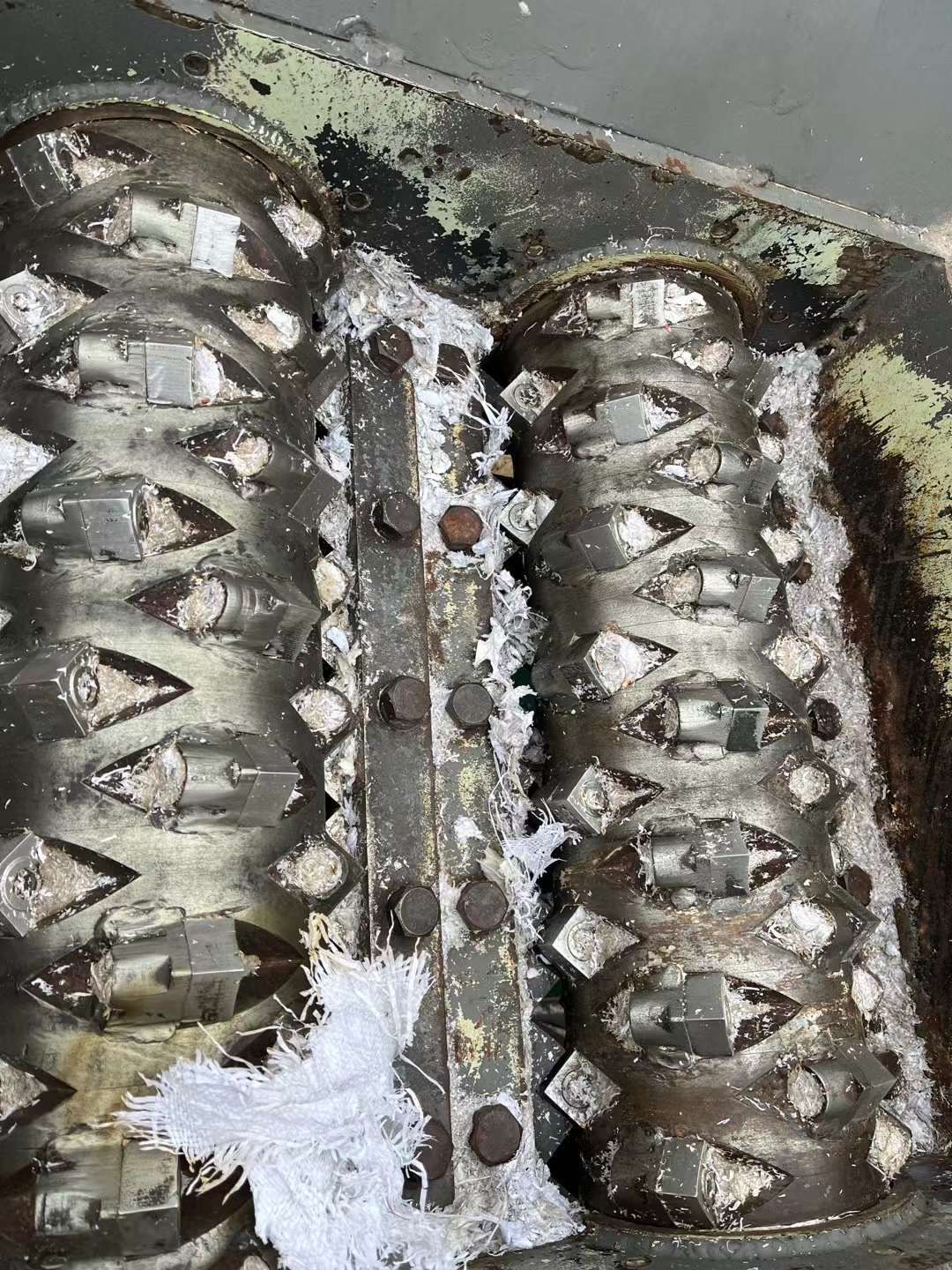 轉(zhuǎn)讓二手雙軸撕碎機(jī) 一臺(tái)600型雙軸滾刀撕碎機(jī)